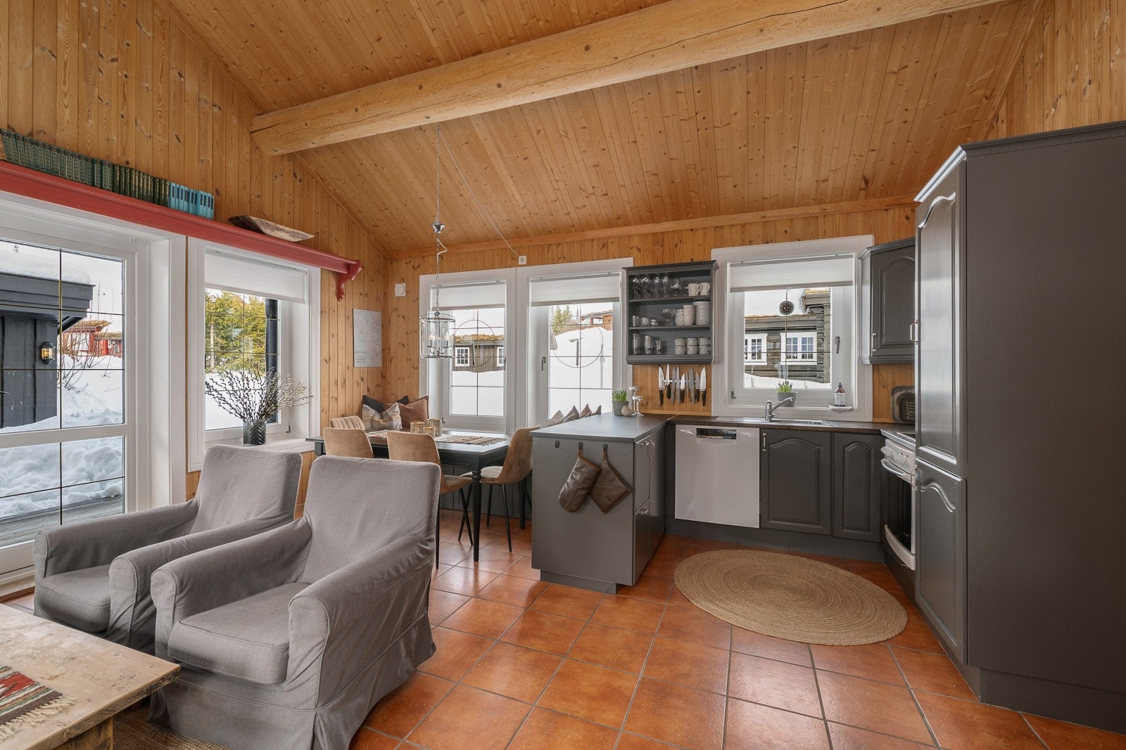 Kjøkkenet består av innredning i heltre med malte profilerte fronter og heltre benkeplate. Galleribilde