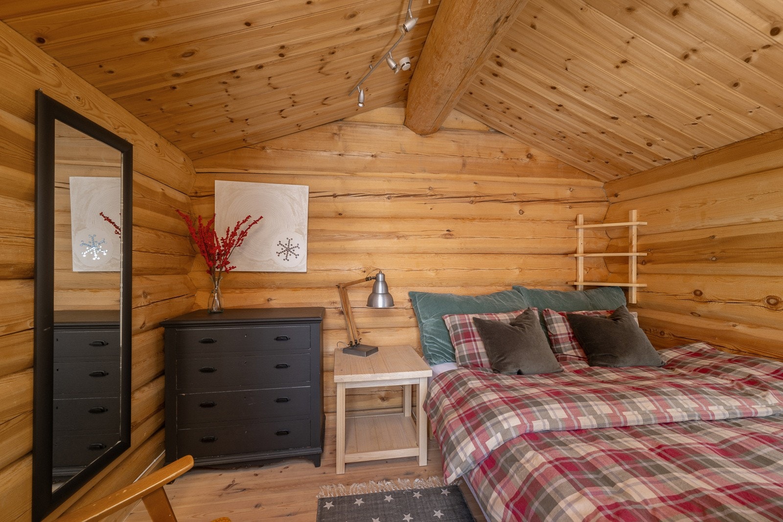 Innvendig i anneks. Iht. tegninger er annekset oppført som bod, men er p.t. innredet som soverom. Galleribilde