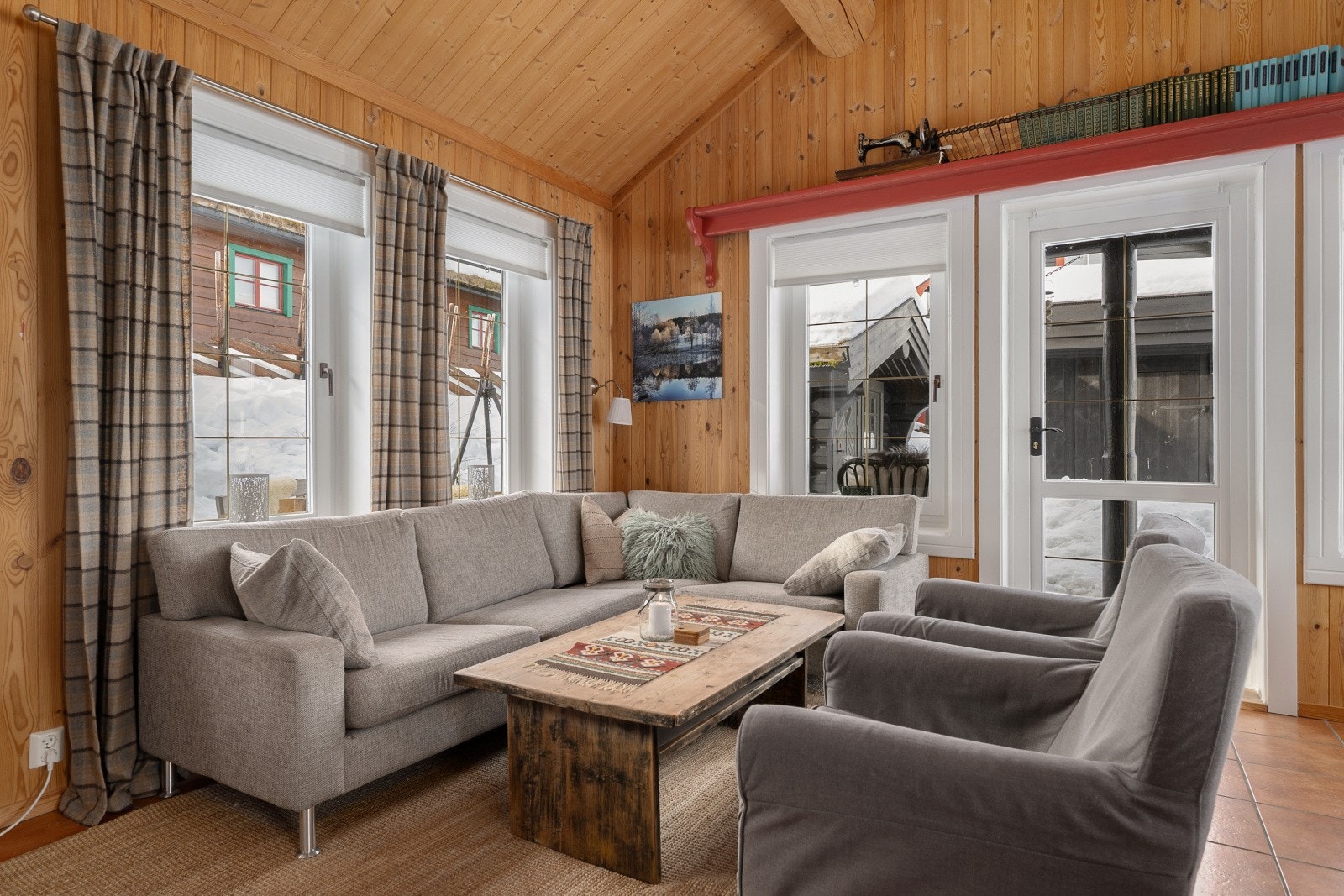 Fra oppholdsrommet er det direkte utgang til en hyggelig terrasseplatting, med plass til både møblement og grill. Galleribilde