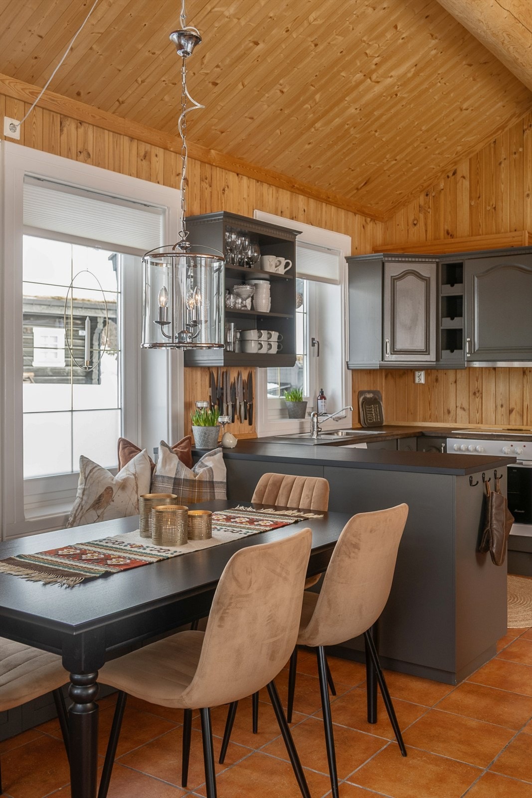 Legg merke til den herlige takhøyden! Galleribilde