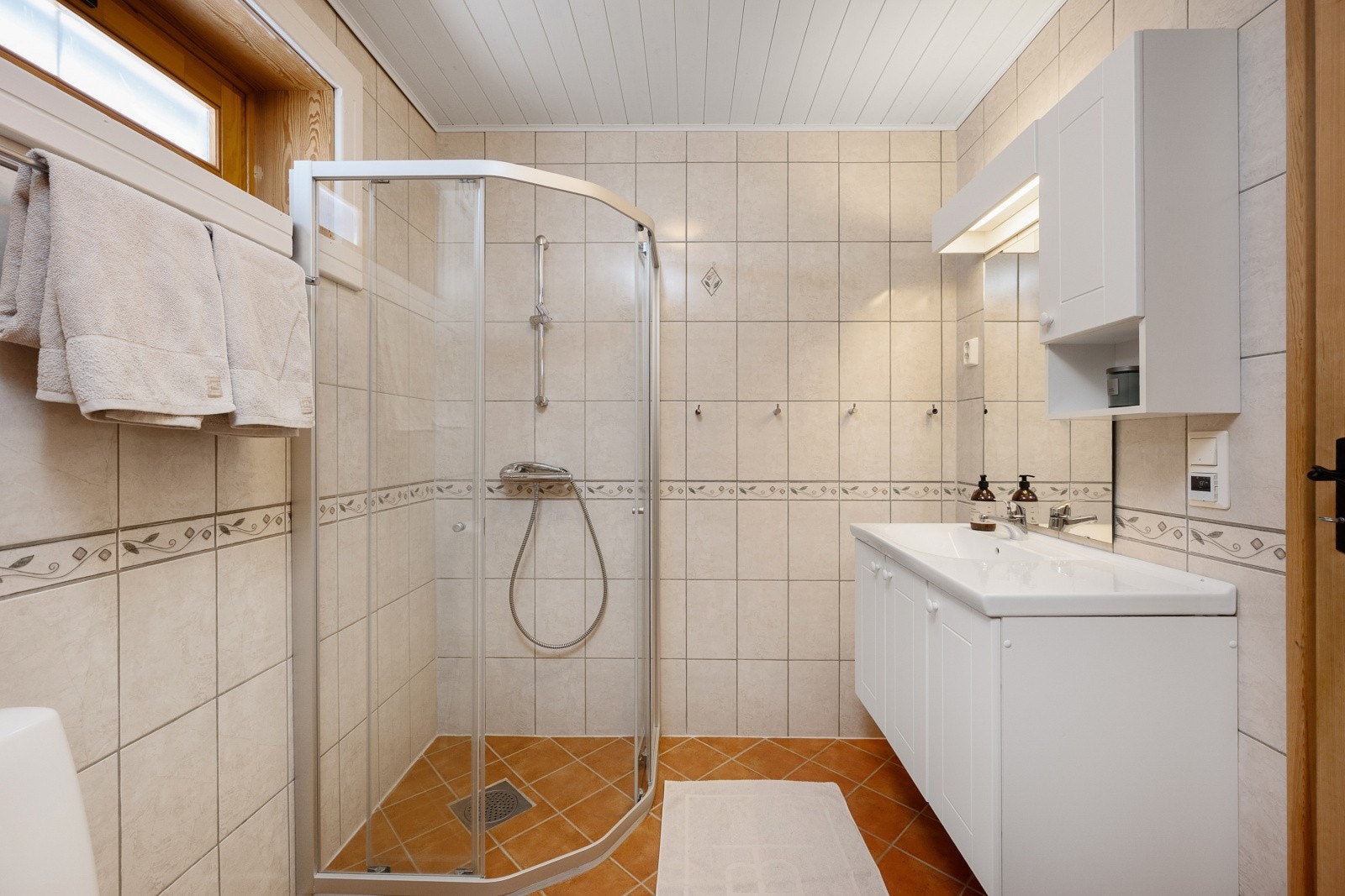 Helfliset bad med behagelig gulvvarme. Baderomsinnredningen har hvite tidløse fronter og vask i porselen. Galleribilde