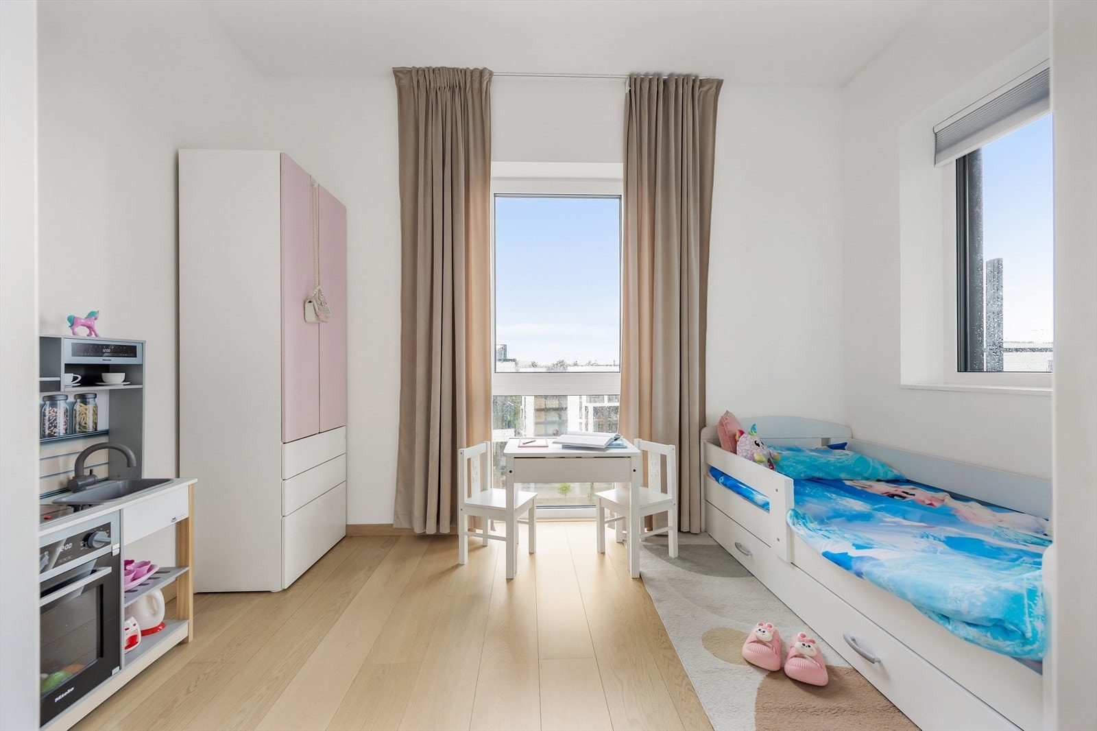 Soverom to brukes i dag som barnerom. Galleribilde