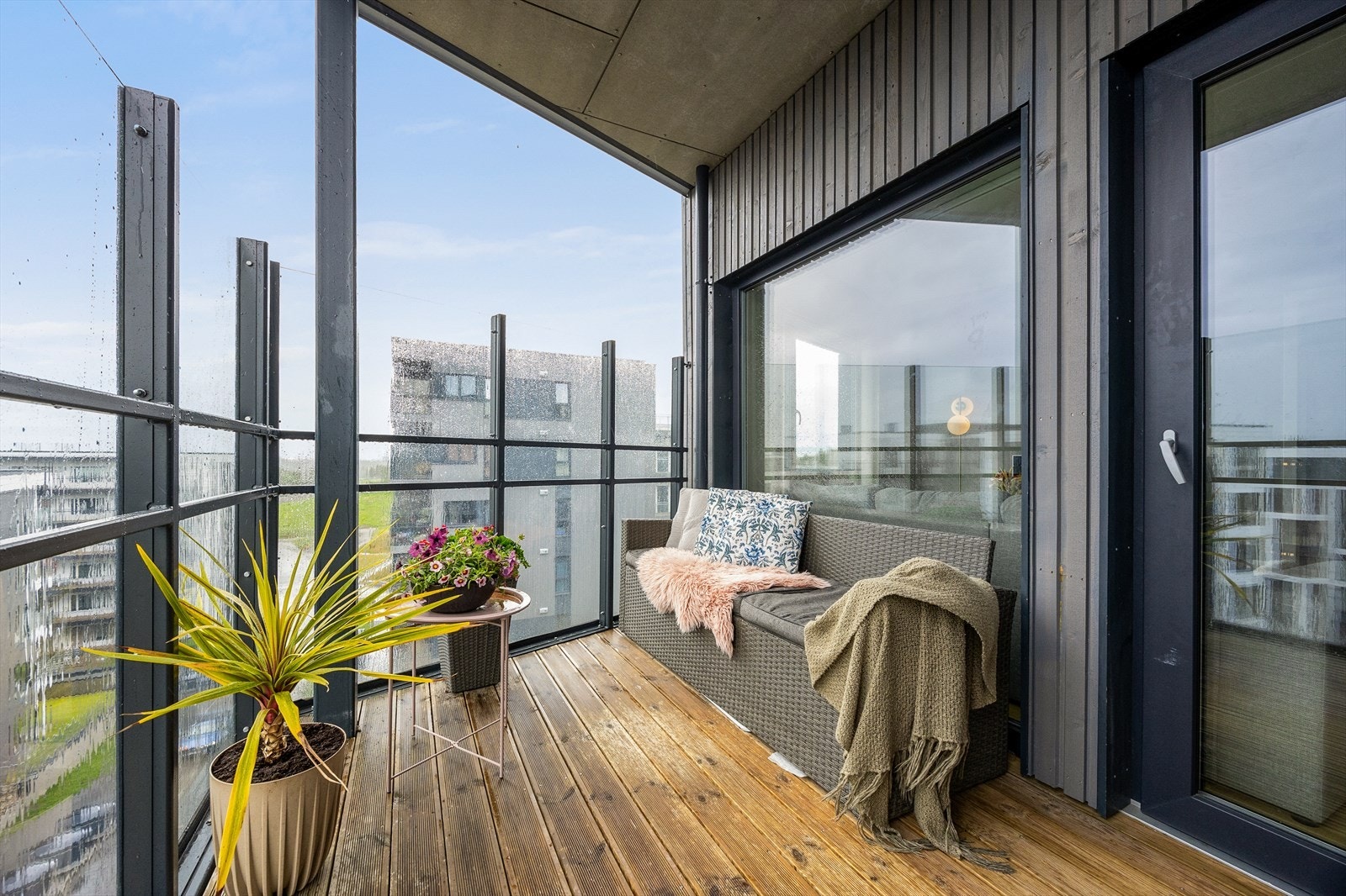 Balkongen har plass for hyggelig utemøblement. Galleribilde