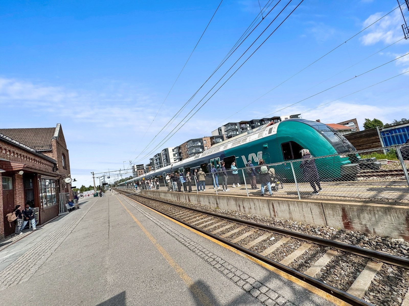 Jessheim stasjon gir raske togforbindelser til Oslo - ideelt for pendlere. Galleribilde