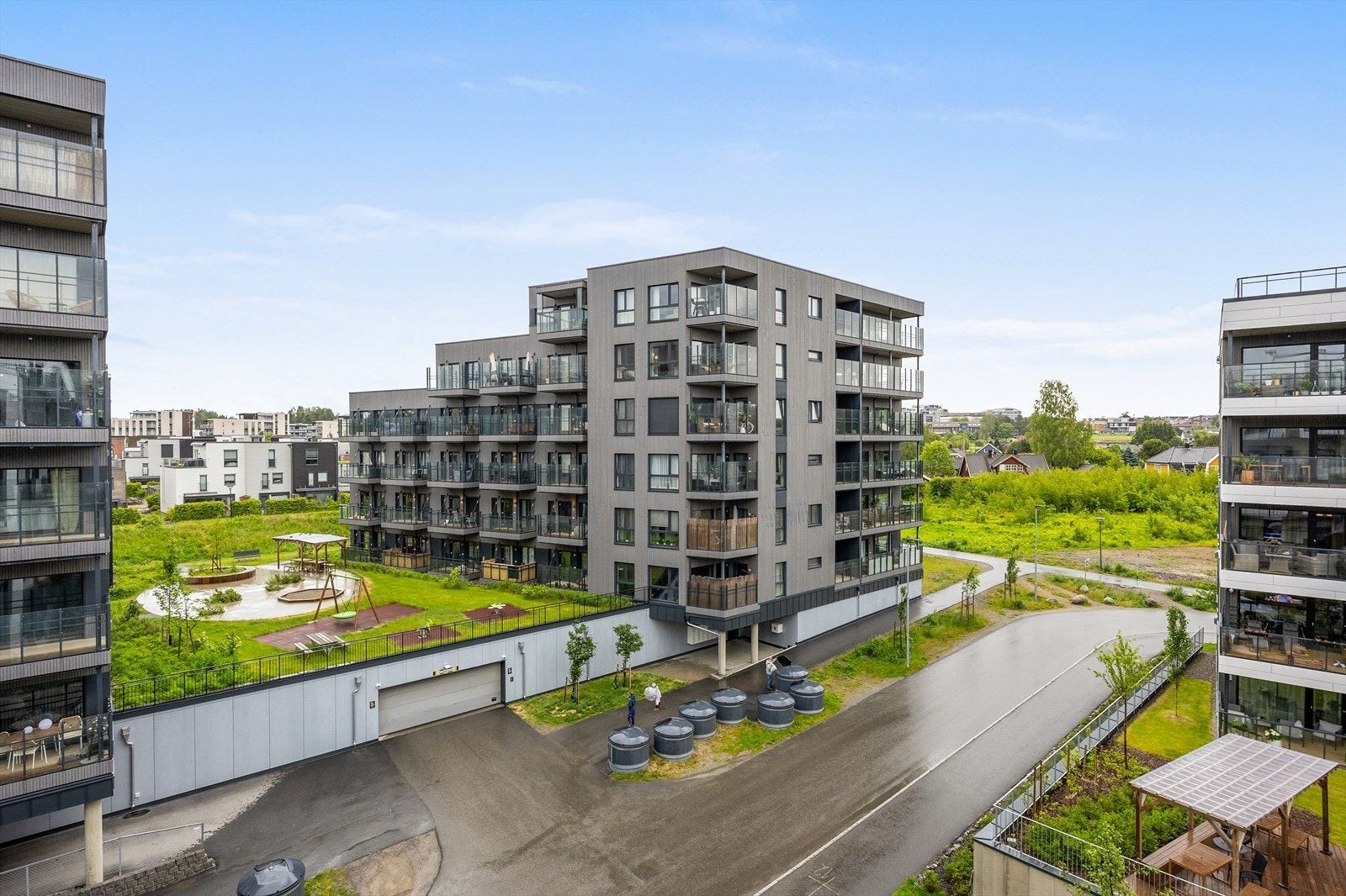 Området har nærhet til skoler, barnehager og dagligvarebutikker som Joker Jessheim Hageby. Galleribilde