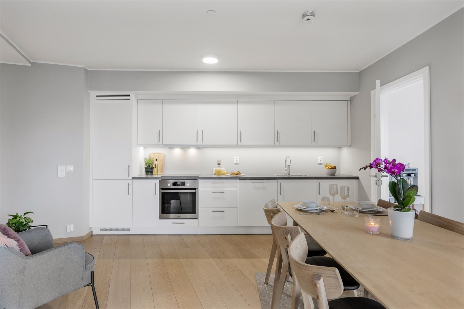 Kjøkkenet har godt med skapplass til lagring. Galleribilde