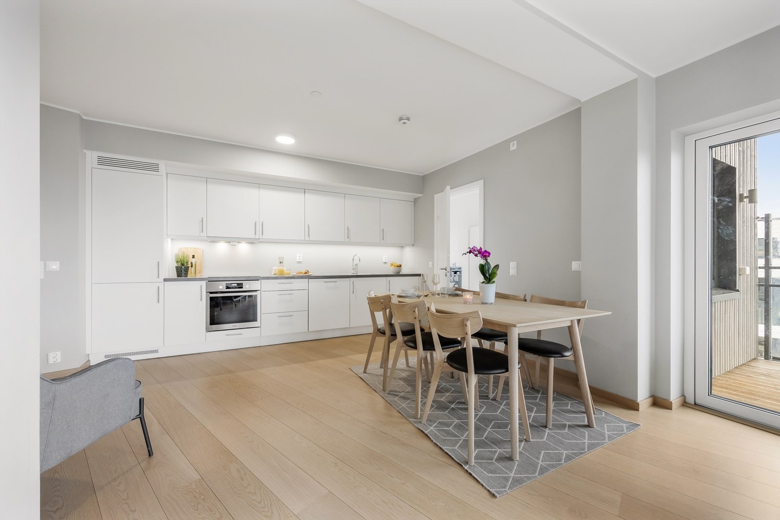 Spiseplassen ligger sentralt plassert mellom kjøkken og stue for gode måltidsopplevelser. Galleribilde