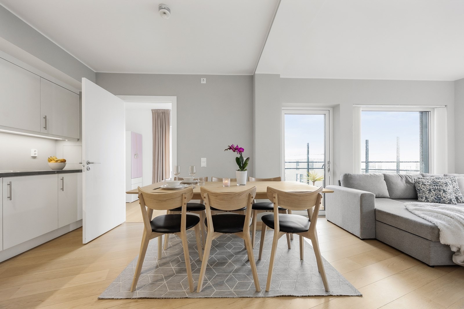 Fra spiseplassen har du utgang til den sørvendte balkongen med gode solforhold. Galleribilde