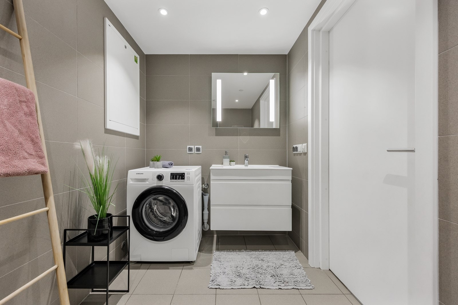 Badet har et moderne og stilig uttrykk med fliser i tidsriktige farger. Galleribilde