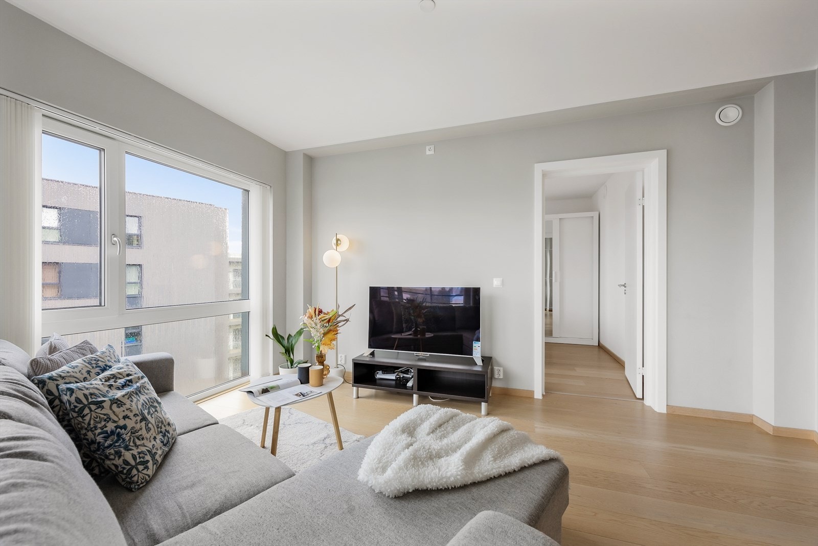 Stuedelen gir god plass til større sofagruppe og underholdningssone. Galleribilde