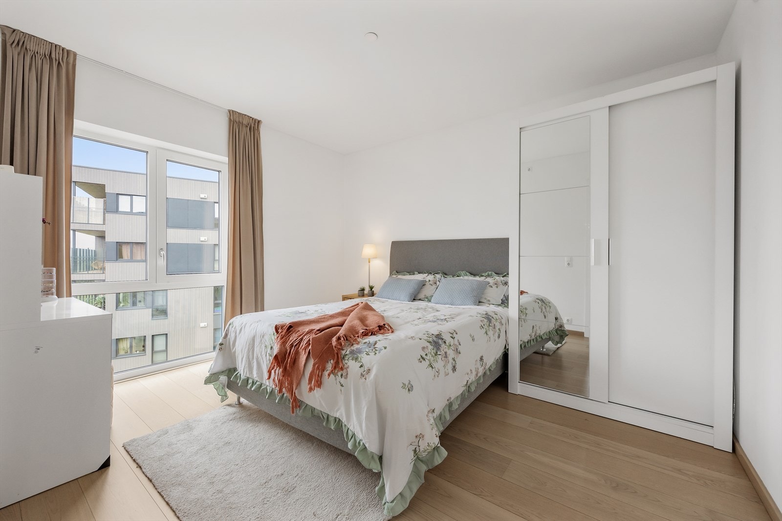 Hovedsoverommet gir rom for dobbeltseng og fleksibel garderobeløsning. Galleribilde