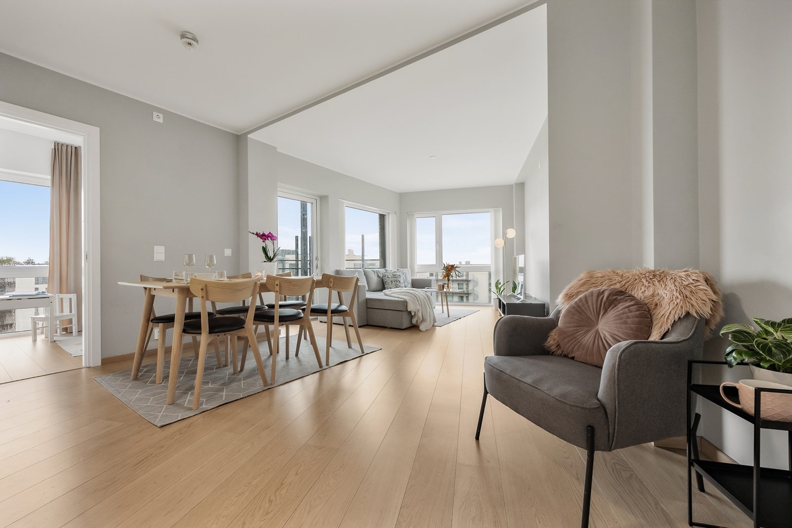 Stuen er lys, samt at de store vinduene gir gode mengder naturlig lys inn i rommet. Galleribilde