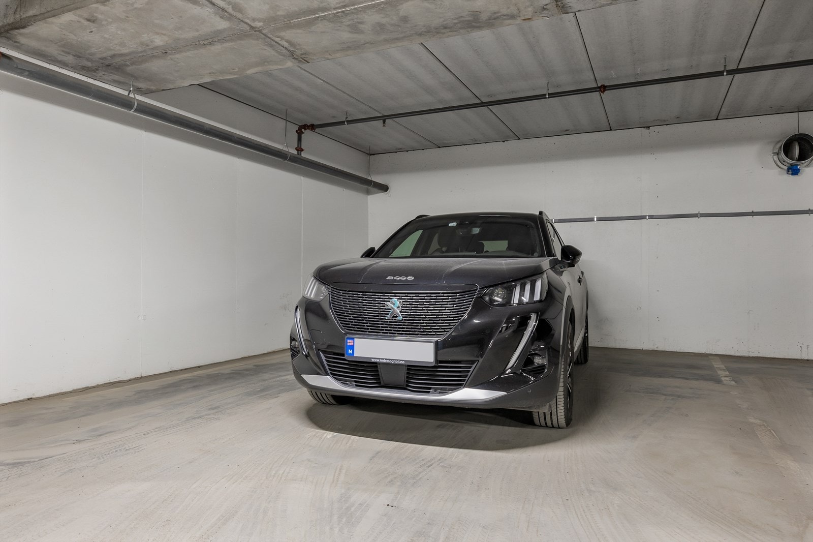 Eier har ekstra bred parkeringsplass i garasjeanlegg. Med elbillader. Det er også felles sykkelparkering i fellesarealene. Galleribilde