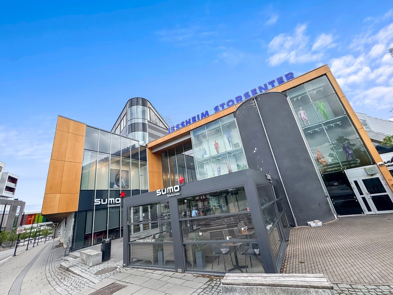 Jessheim Storsenter tilbyr alt fra shopping til daglige ærend, kun få minutters gange unna. Galleribilde