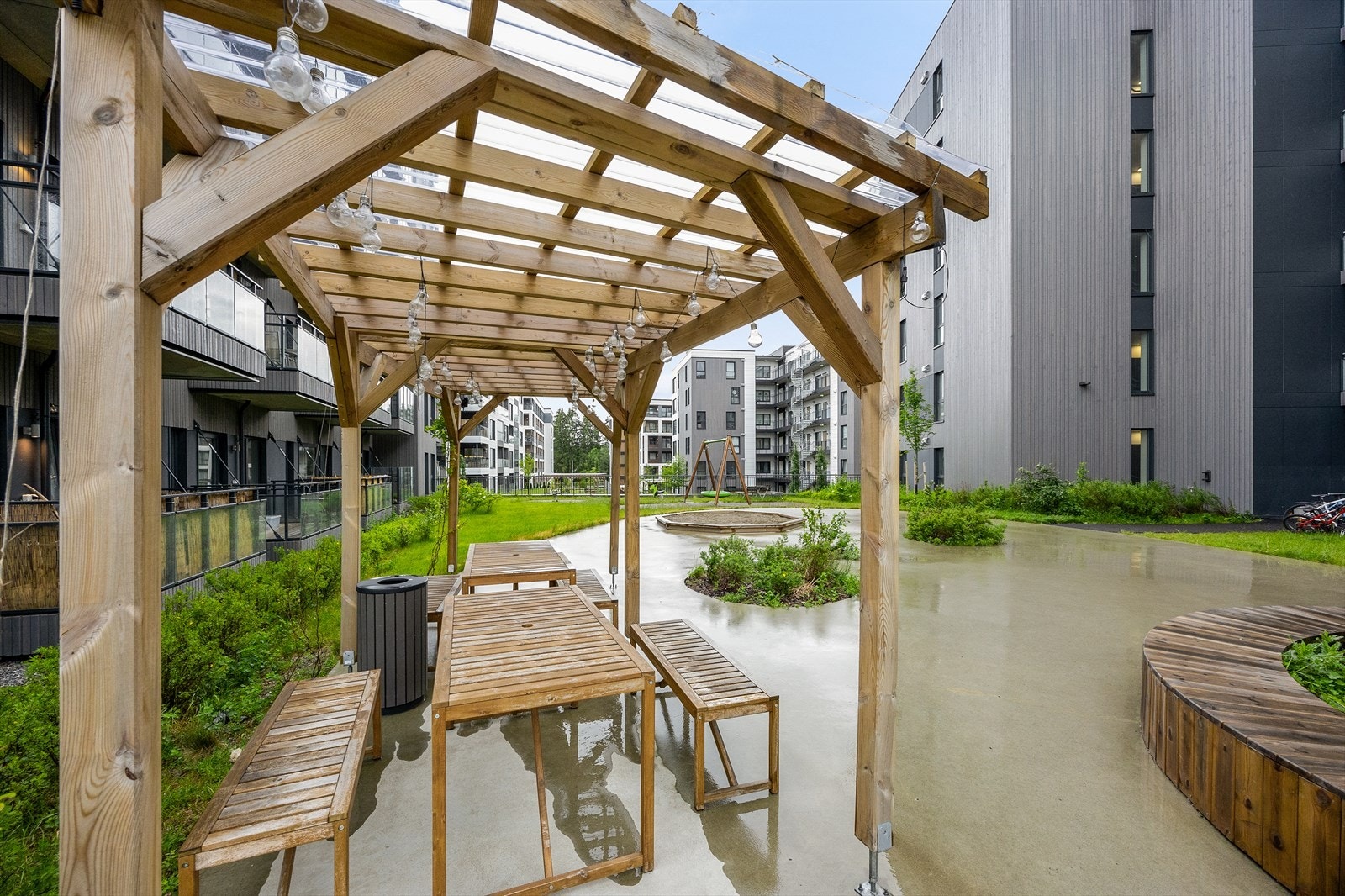 Overbygd uteplass gir mulighet for sosiale sammenkomster uansett vær. Galleribilde