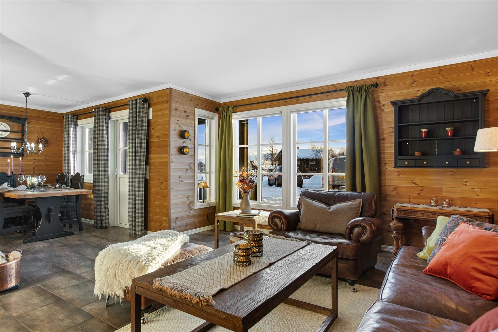 Alle rom med unntak av soverom og bod har fliser på gulv med varme under. Galleribilde