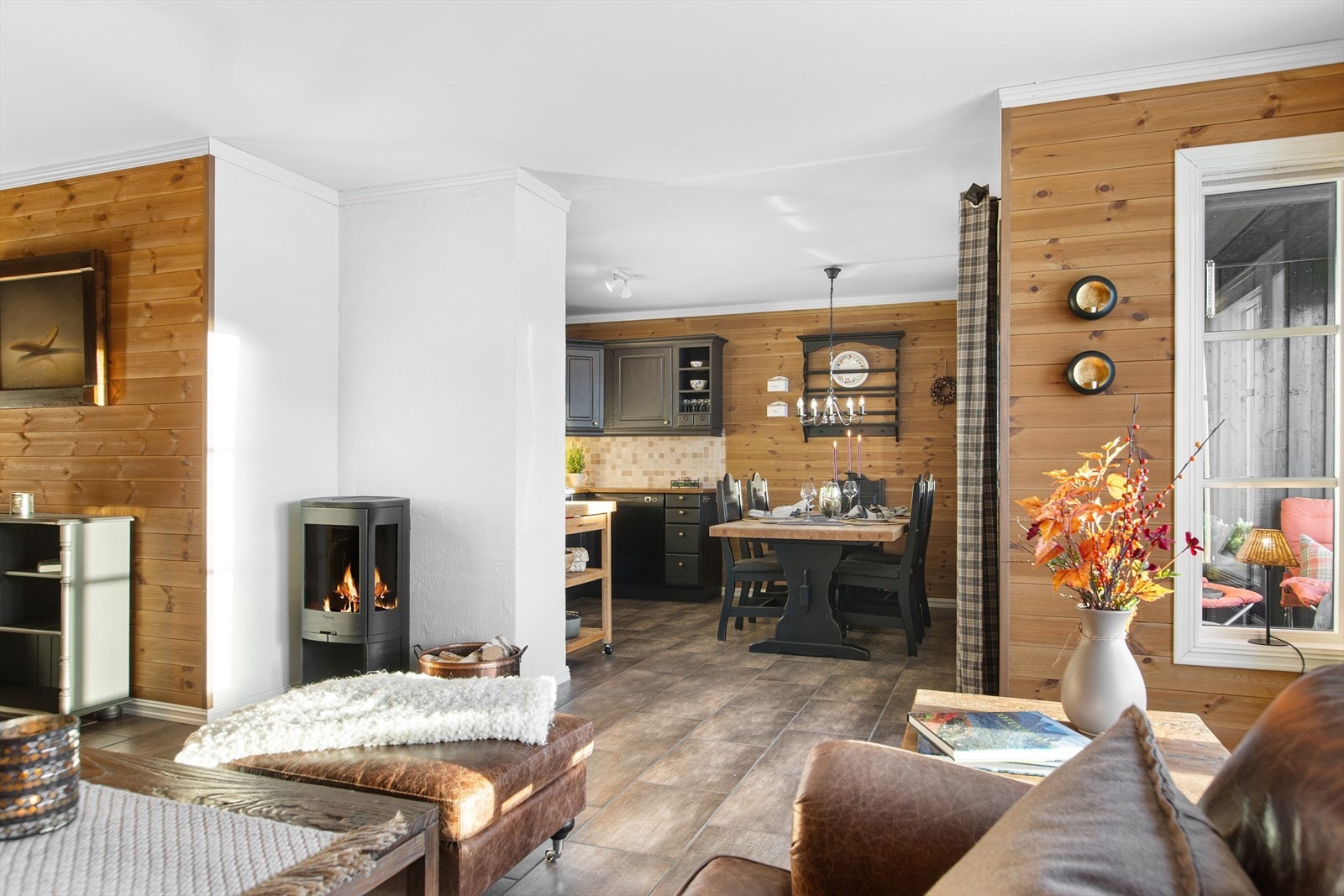 Stuen ligger dels adskilt fra spisestue og kjøkken. Galleribilde