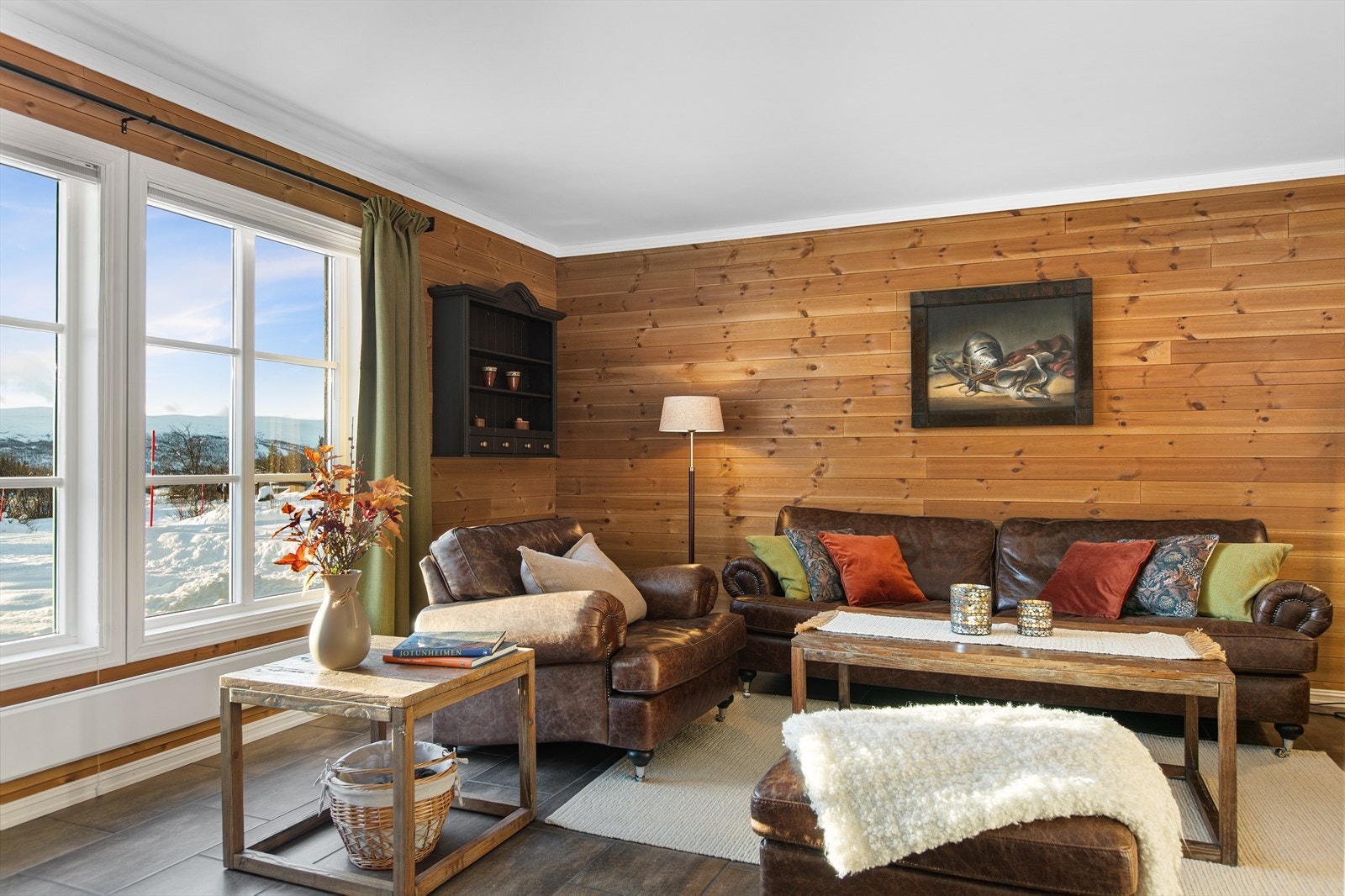 Store vindusflater slipper inn godt med naturlig lys. Galleribilde