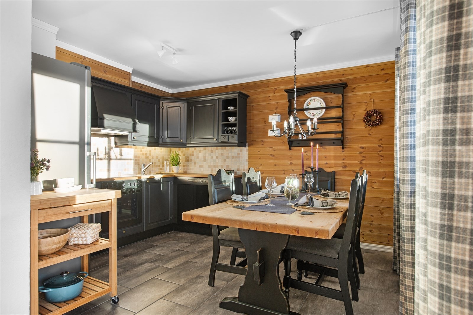 Heltre kjøkkeninnredning malt i 2020. Galleribilde