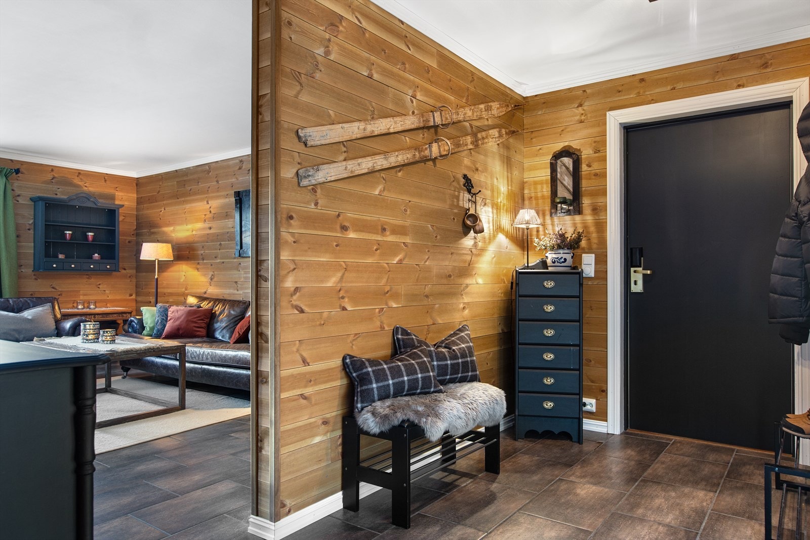 Entré med mulighet for å henge fra seg yttertøyet. Galleribilde