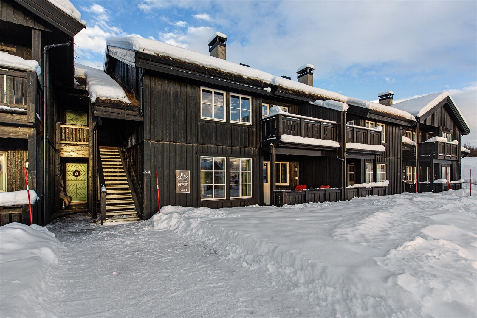 Leiligheten ligger i 1. etasje i fremre bygg, med til sammen 8 enheter fordelt på to plan. Galleribilde