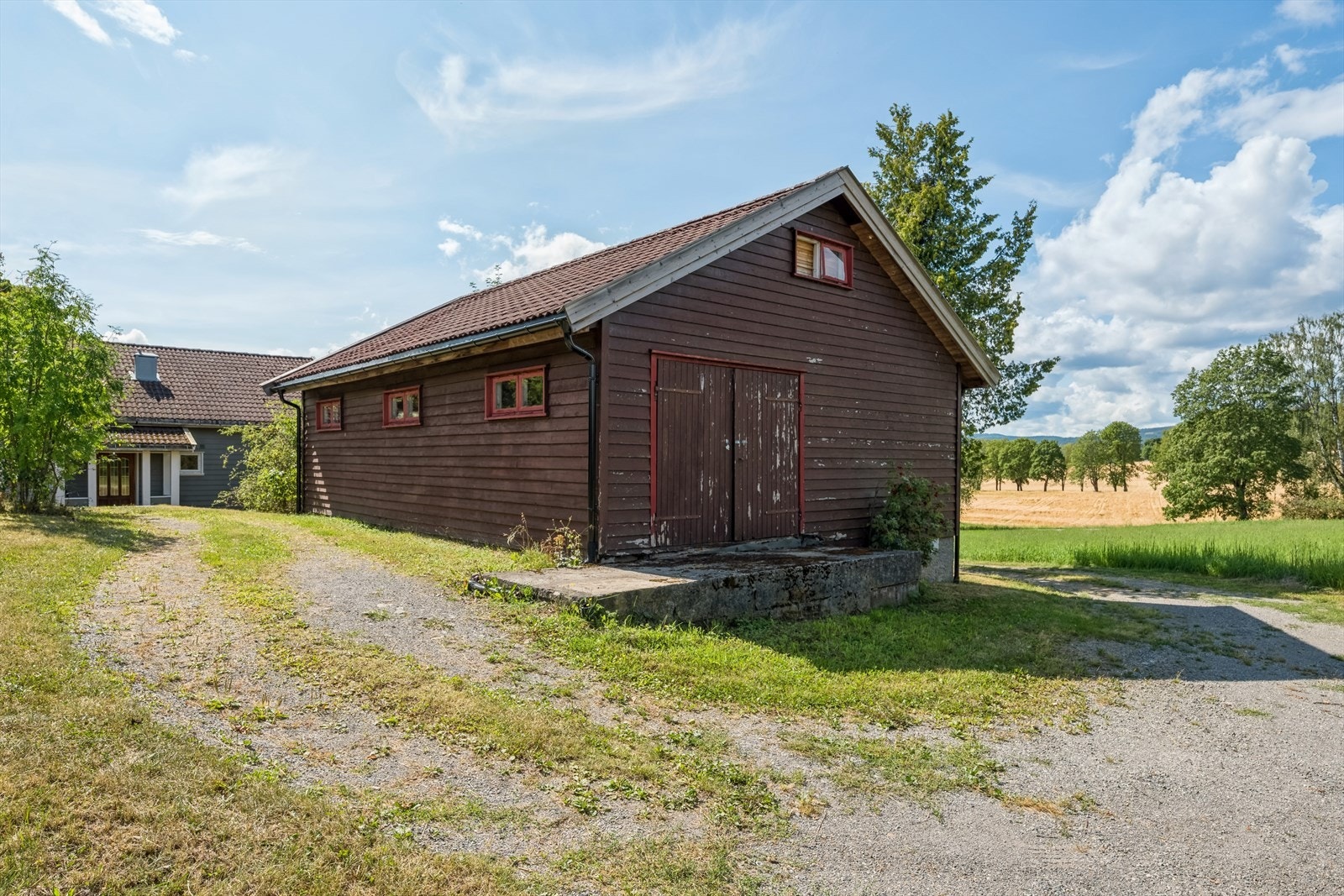 Innkjøring/gårdsplass - Uthus/Pølsehus Galleribilde