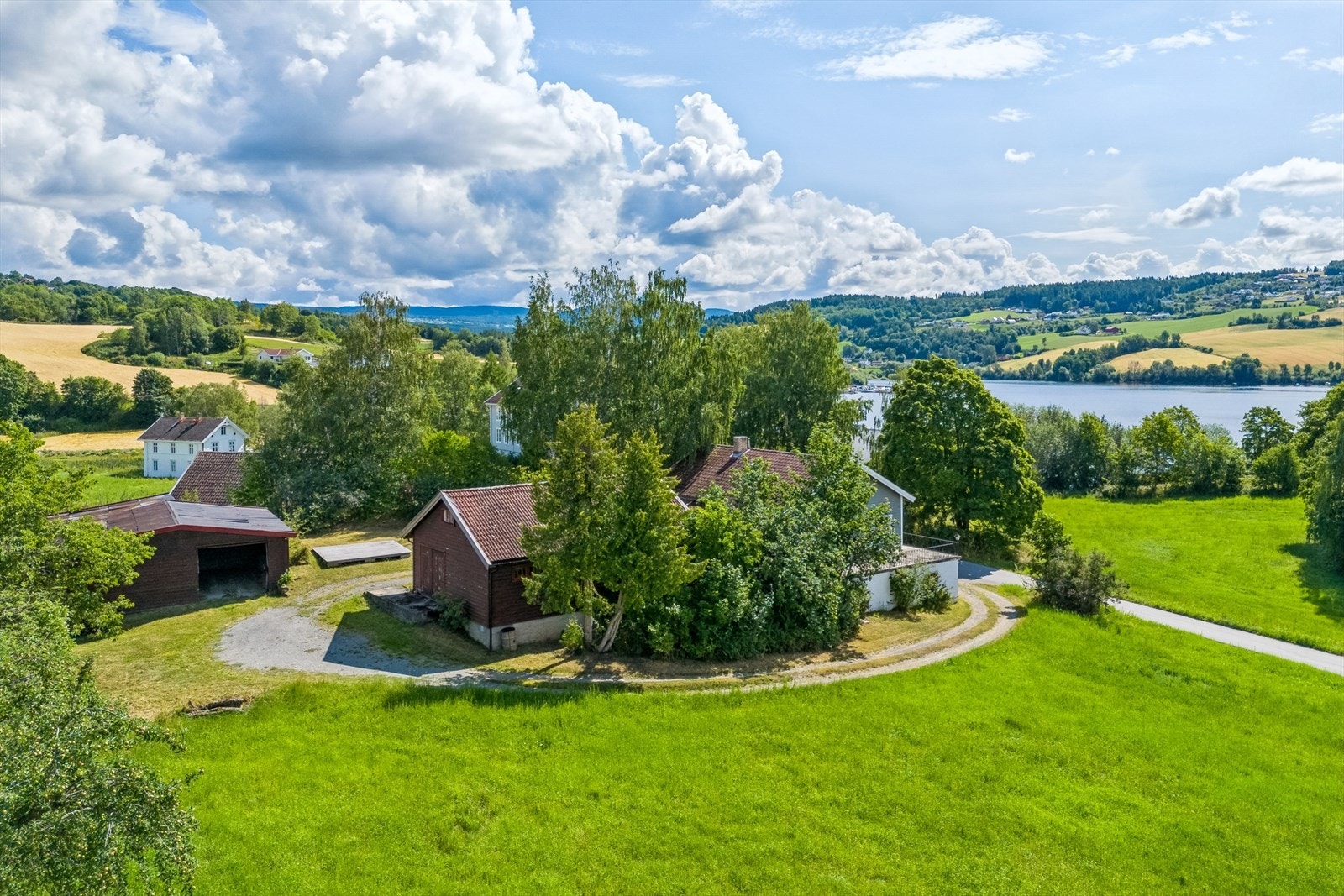 Eiendommen ligger idyllisk til ute på vakre Nes i Røykenvika. Galleribilde