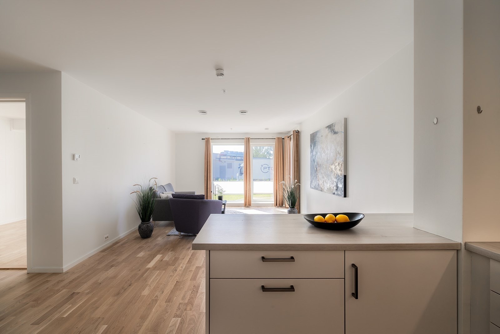 Integrerte hvitevarer med kjøleskap, fryseskap, oppvaskmaskin, steikeovn, og induksjonstopp. Åpen løsning mot stuen. Slette vegger og listefri himling Galleribilde