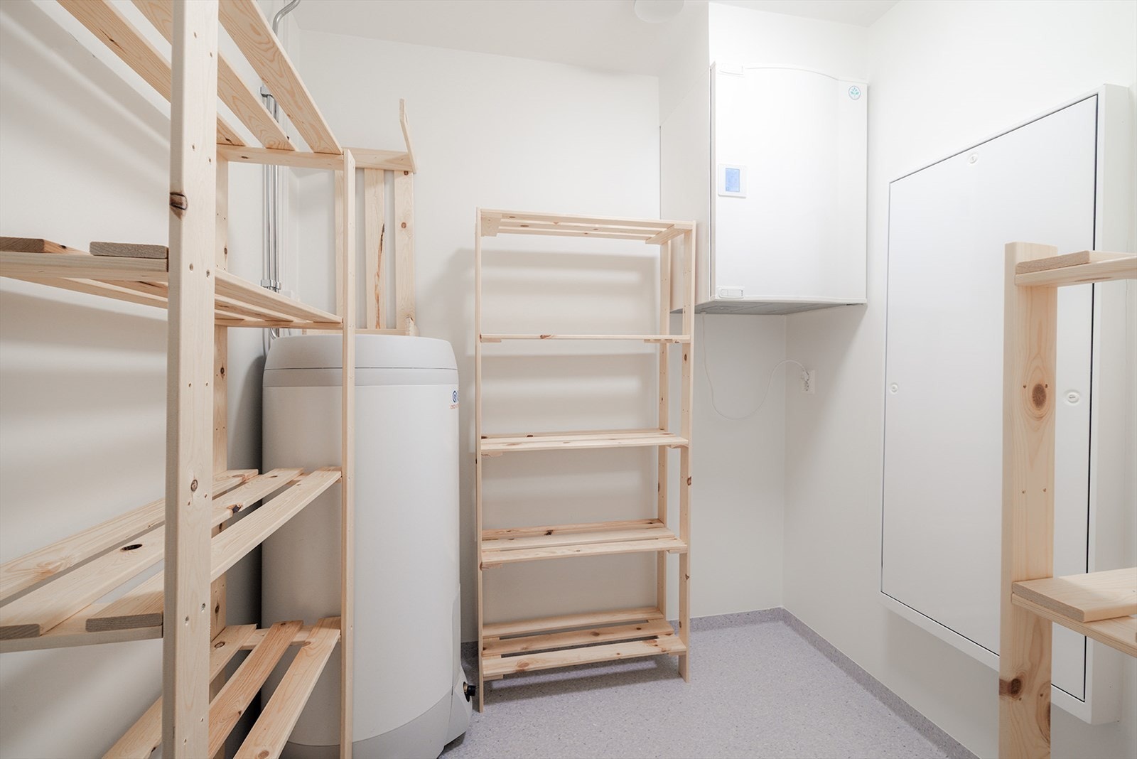 200 - liters varmtvannstank i boden. Galleribilde