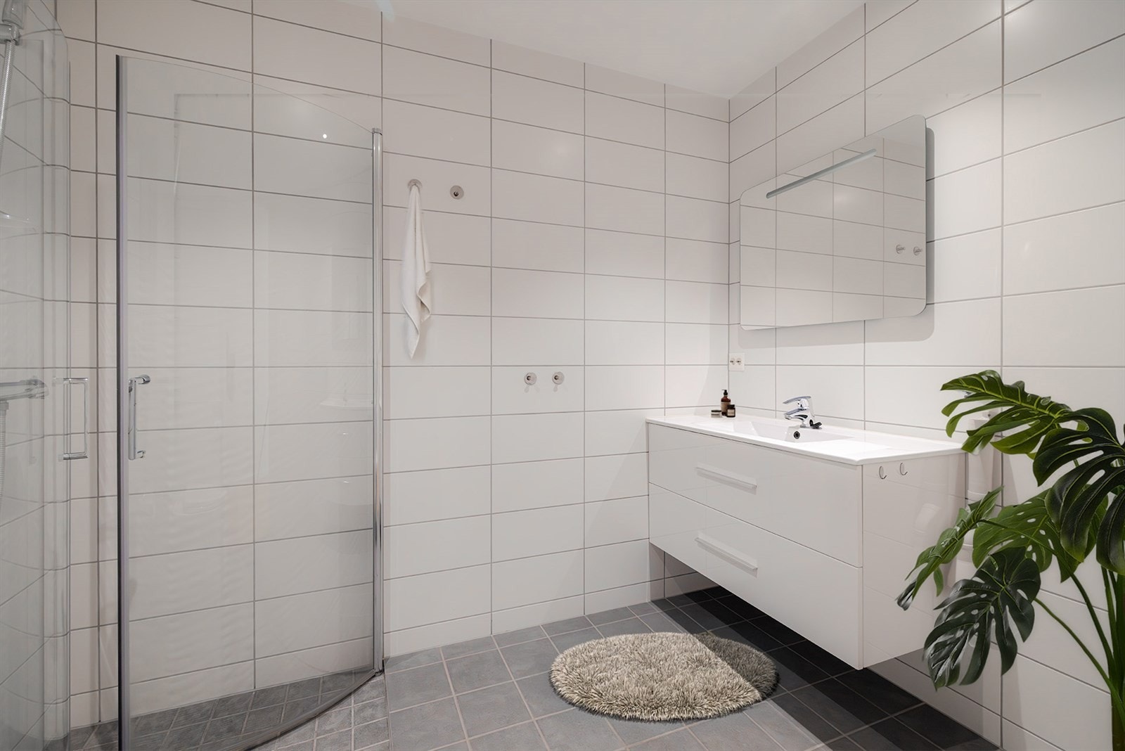 Flislagt gulv med varmekabler i gulv Galleribilde