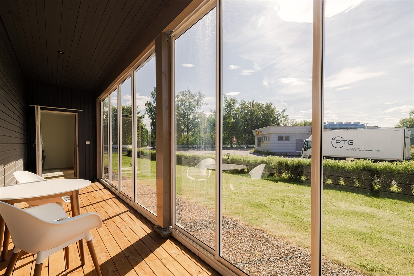 Utgang fra stuen til innglasset terrasse på 12 kvm Galleribilde