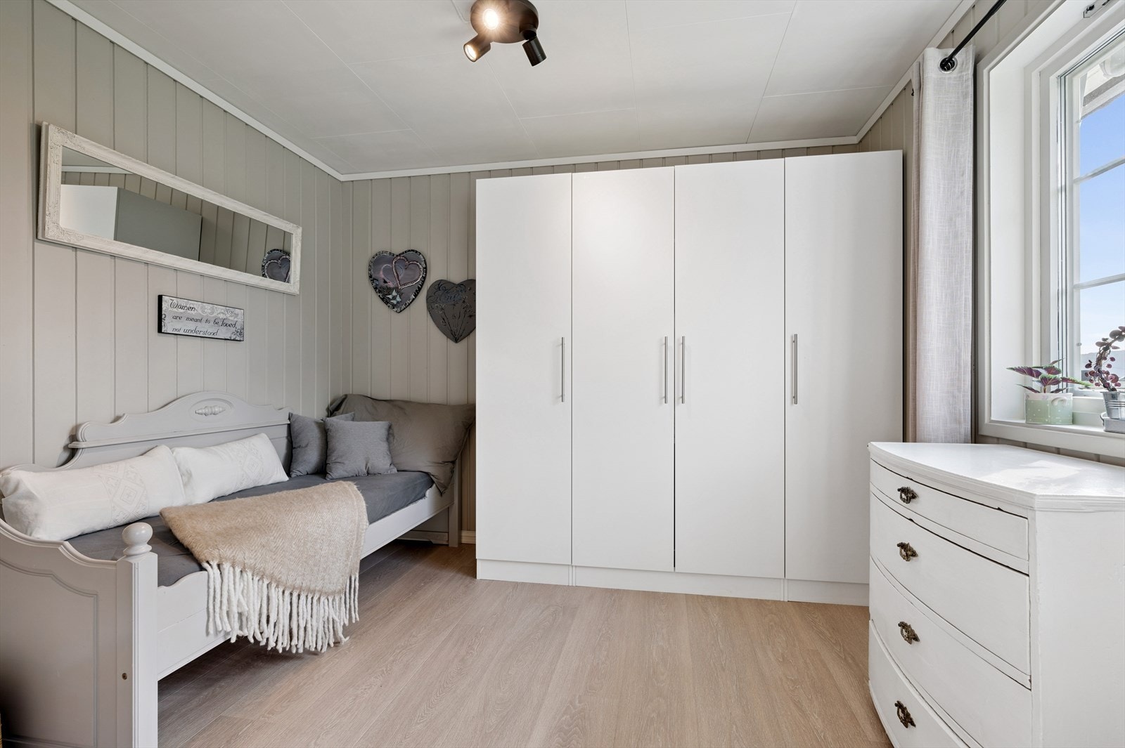 Soverom II (ihht. originale byggetegninger var det 4 soverom i 1. etg. Dette er nå gjort om til ett stort rom) Galleribilde