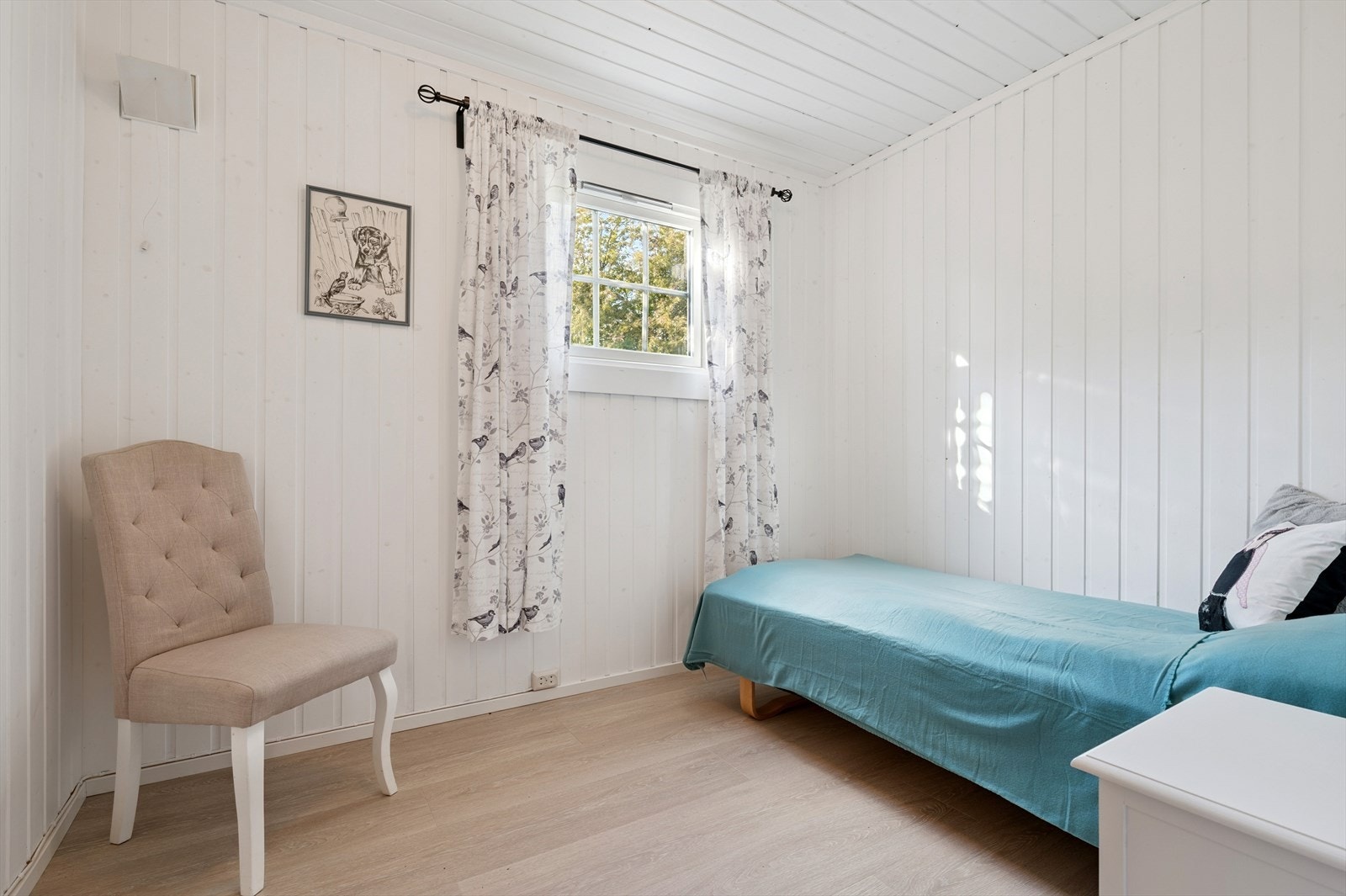 Kjeller er ikke ihht. originale tegninger. Rom benyttet som kontor/soverom er ihht. byggetegninger ett stort disponibelt rom. Galleribilde