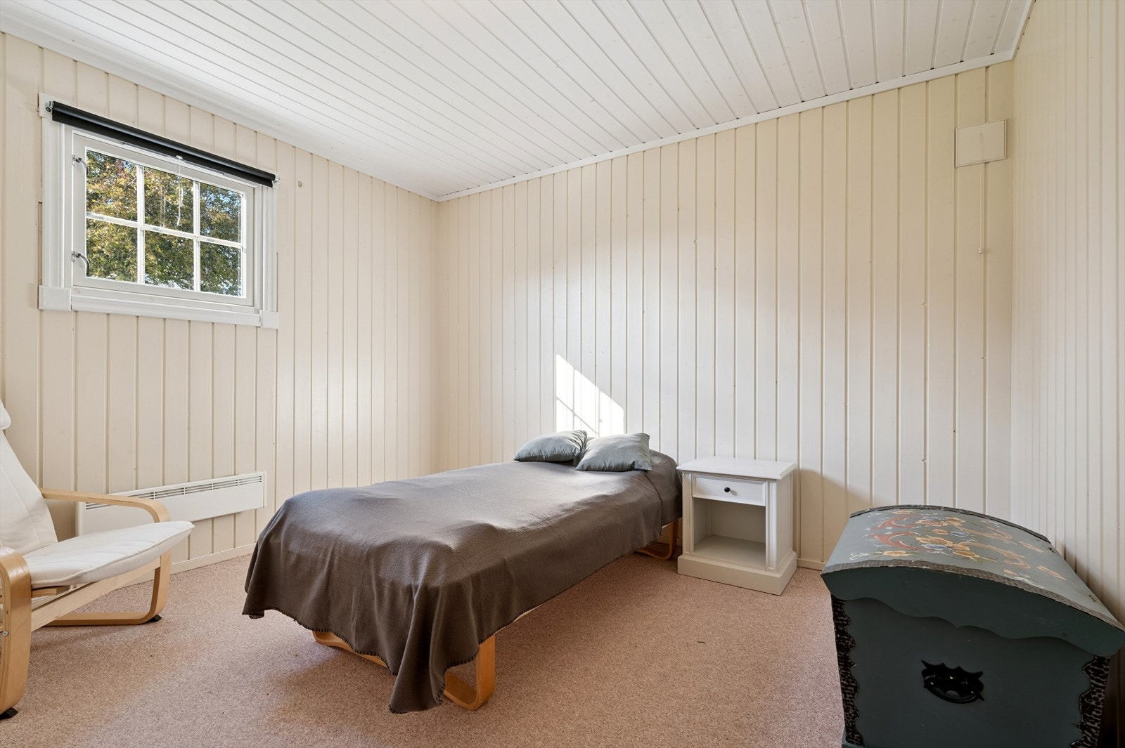 Kjeller er ikke ihht. originale tegninger. Rom benyttet som soverom er ihht. byggetegninger ett stort disponibelt rom. Galleribilde