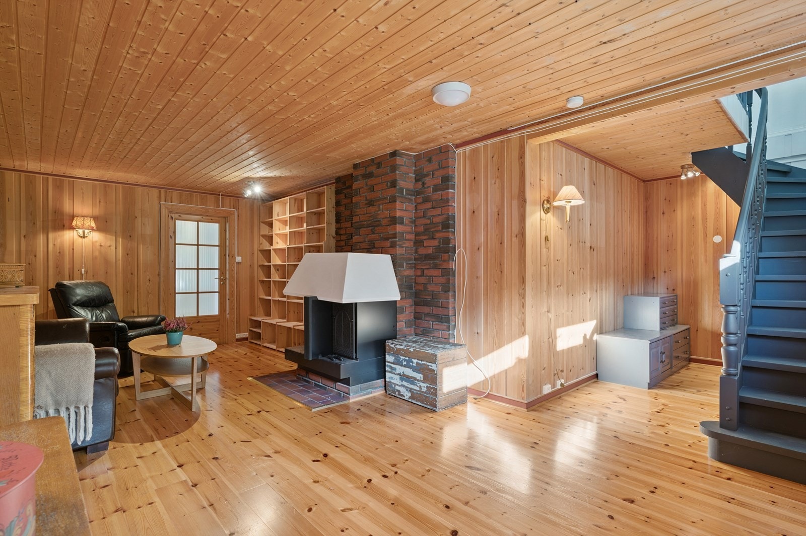 Rom benyttet som kjellerstue er ihht byggetegninger hobbyrom/trimrom og har ikke på tegninger trapp ned fra stuen oppe. Galleribilde