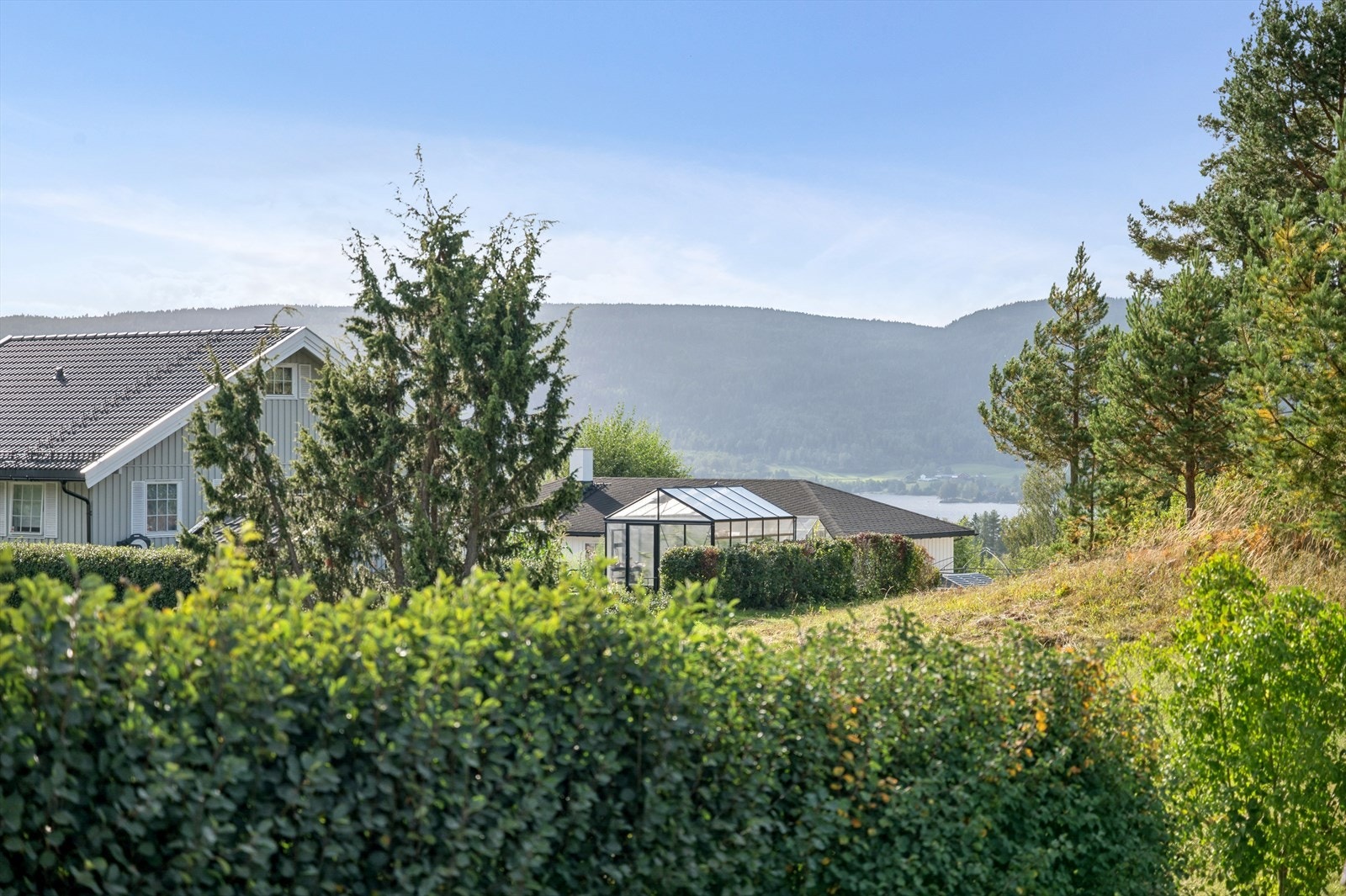 Utsikt fra terrassen med gløtt av Randsfjorden Galleribilde