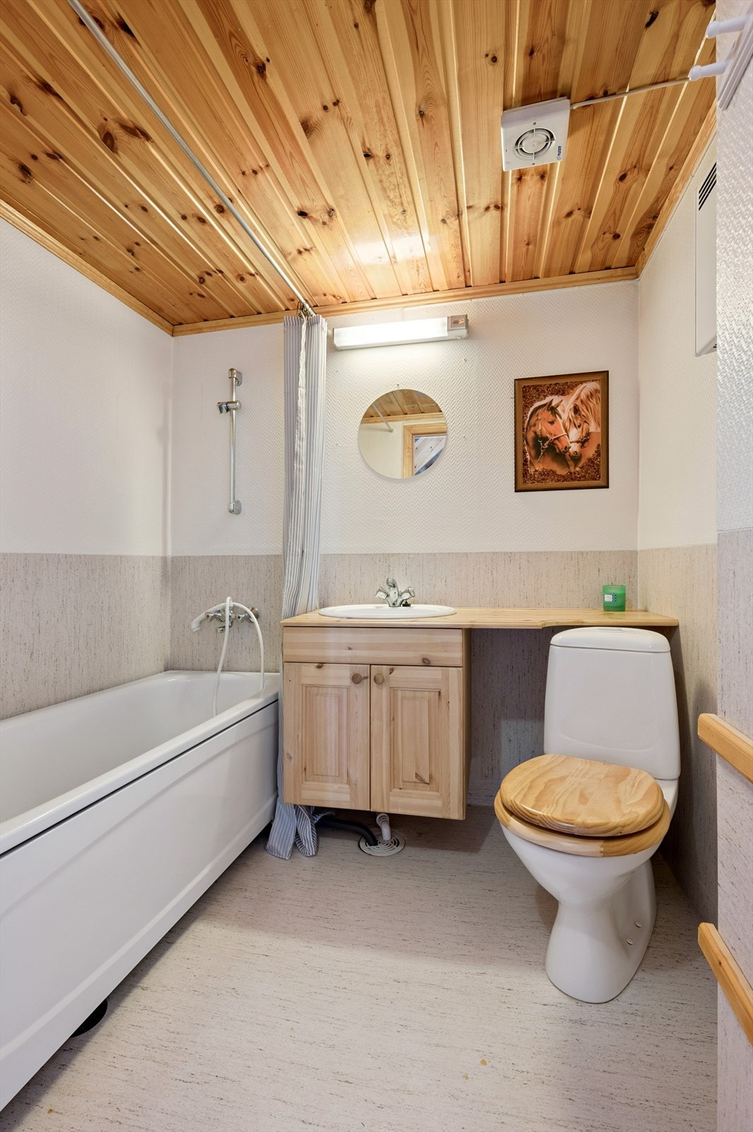 Bad i kjeller. Rom benyttet som bad er ihht. byggetegninger tegninger satt til klesrom. Galleribilde