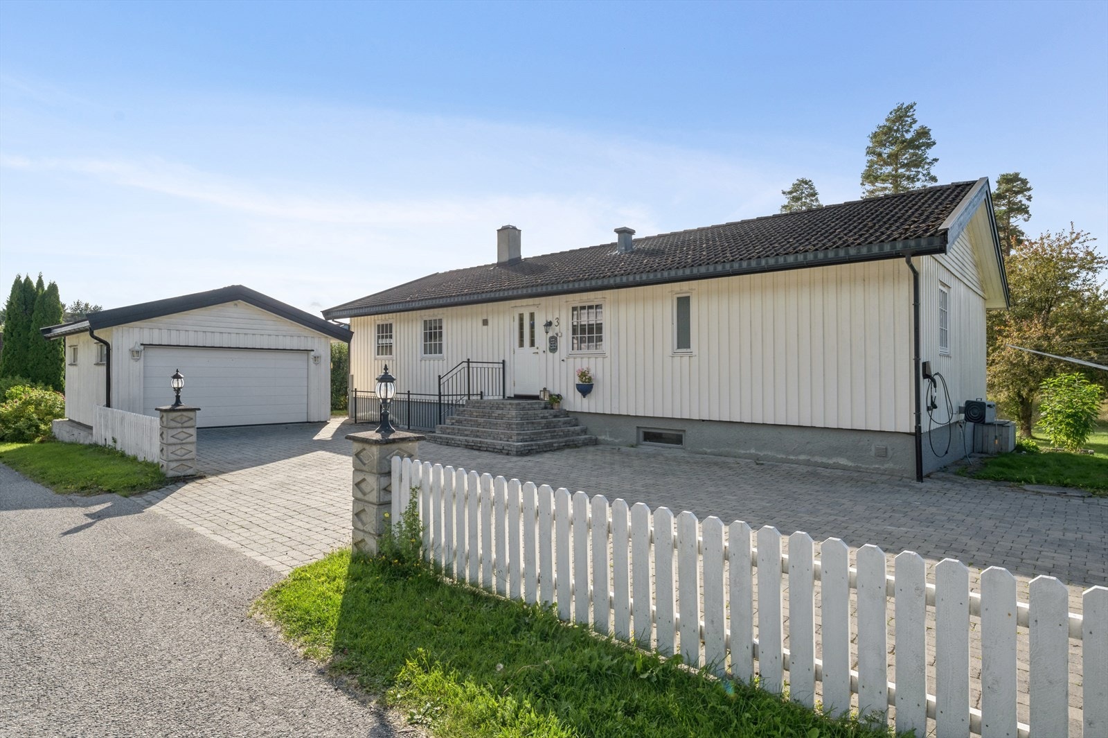 Lettstelt og pent opparbeidet gårdsplass med belegningsstein Galleribilde