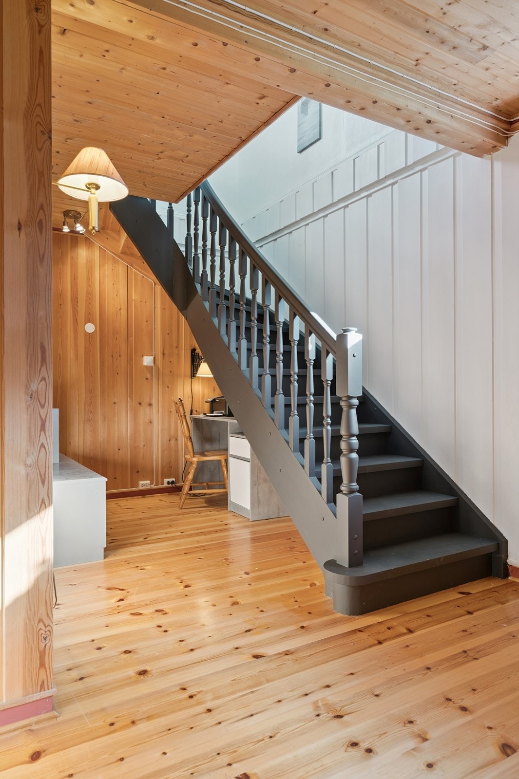 Rom benyttet som kjellerstue er ihht byggetegninger hobbyrom/trimrom og har ikke på tegninger trapp ned fra stuen oppe. Galleribilde