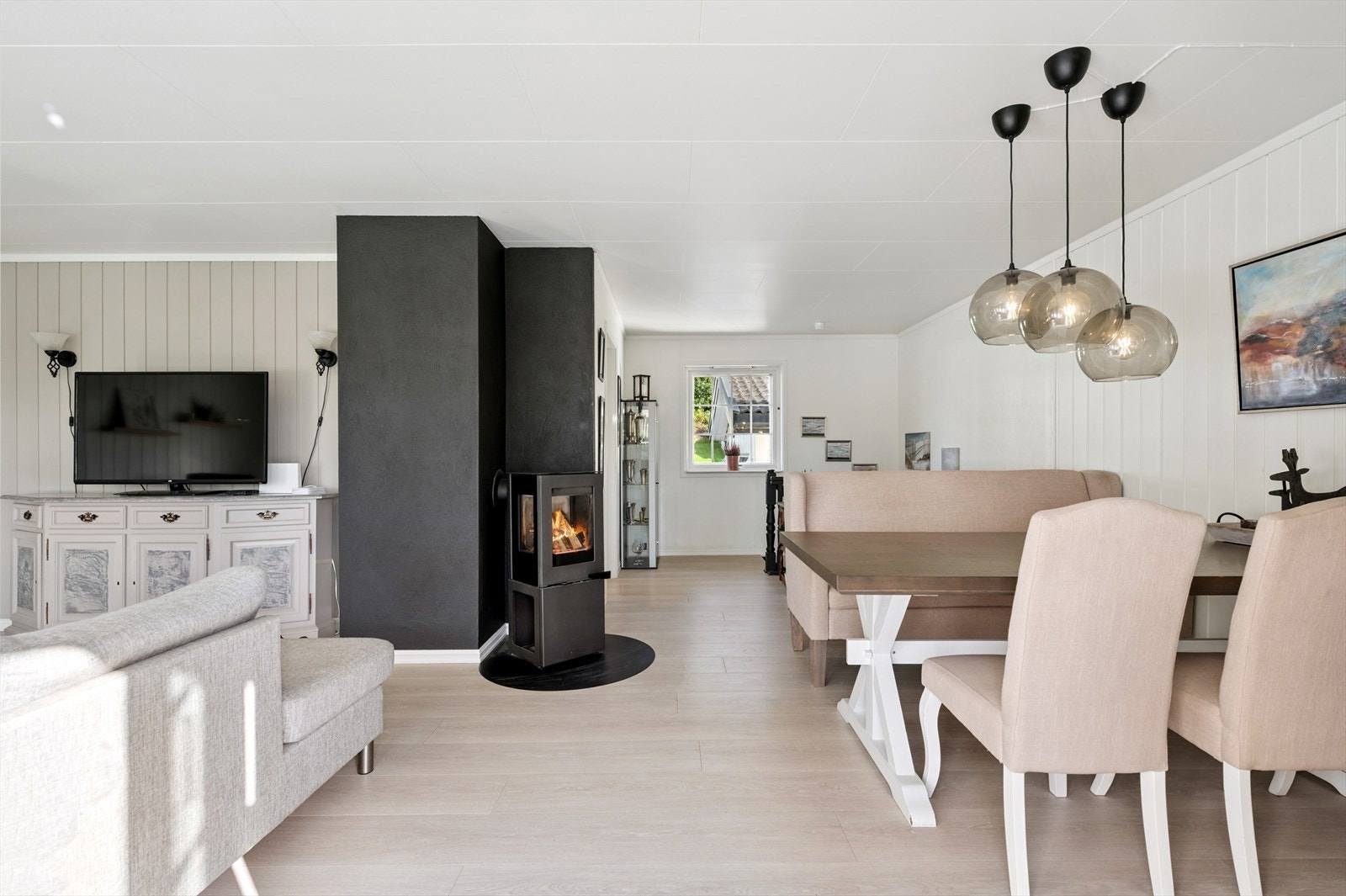 Lys og innbydende stue som er modernisert i 2022. Galleribilde