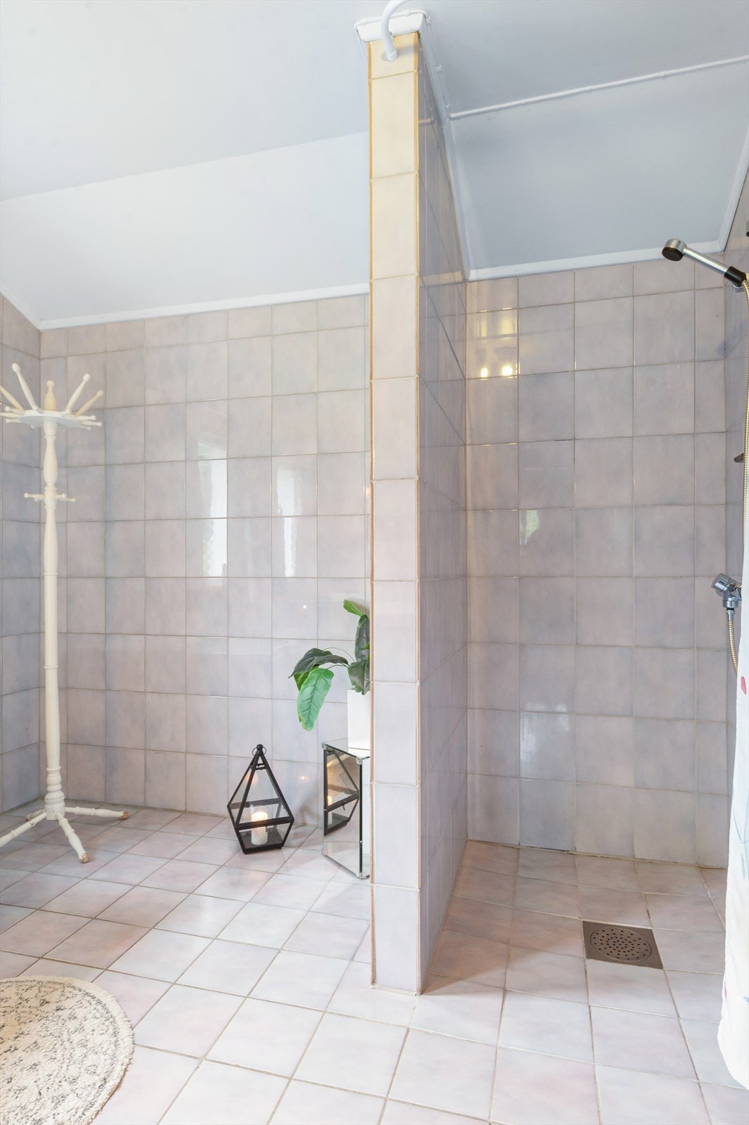 Flislagt dusjnisje er det også her - og muligheter for å sette inn en kommode eller annet for oppbevaring er det også. Galleribilde