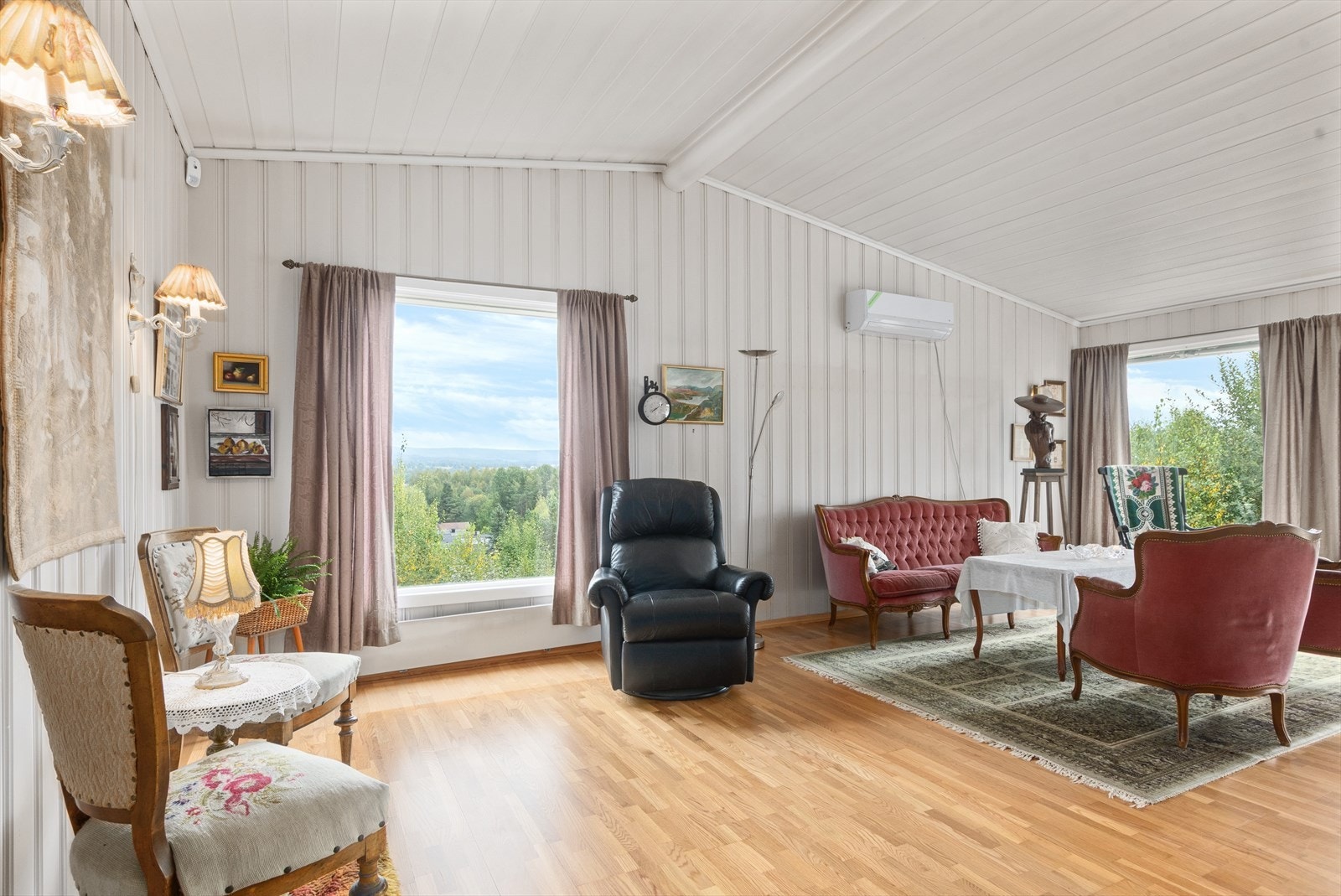 Her i stuen er det utsikt, peis og utgang til terrasse og uteområder med stort potensiale! Galleribilde