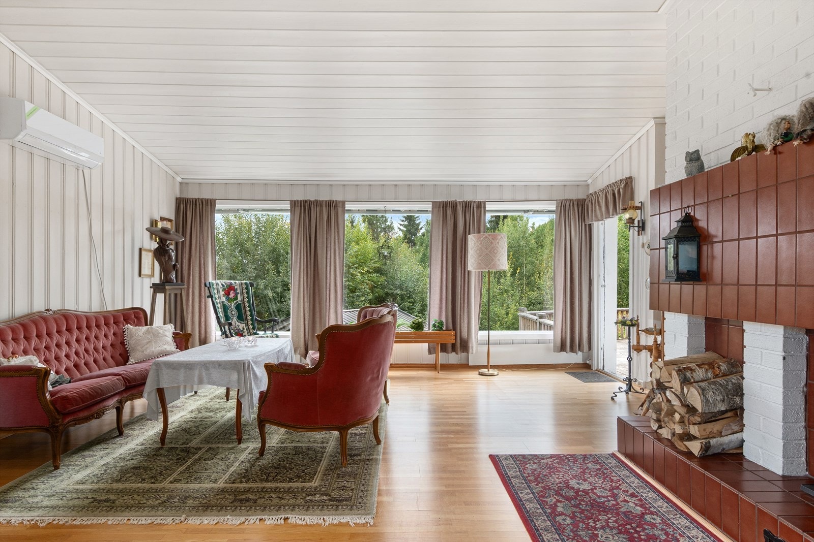 Her er det store vinduer som slipper inn masse godt naturlig lys. Utgang til uteområdet ses til høyre! Galleribilde