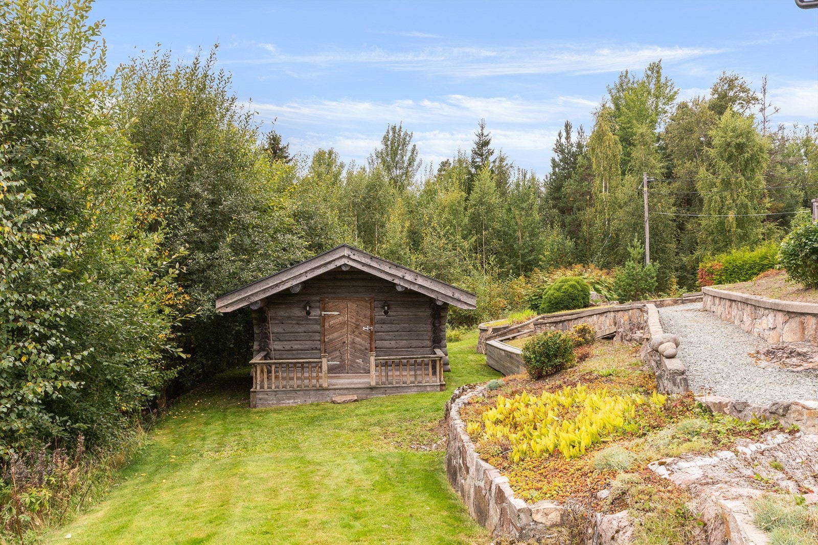 En liten furtebu må man ha! Her er det furugulv og innlagt strøm - så her kan man bli en stund! Galleribilde