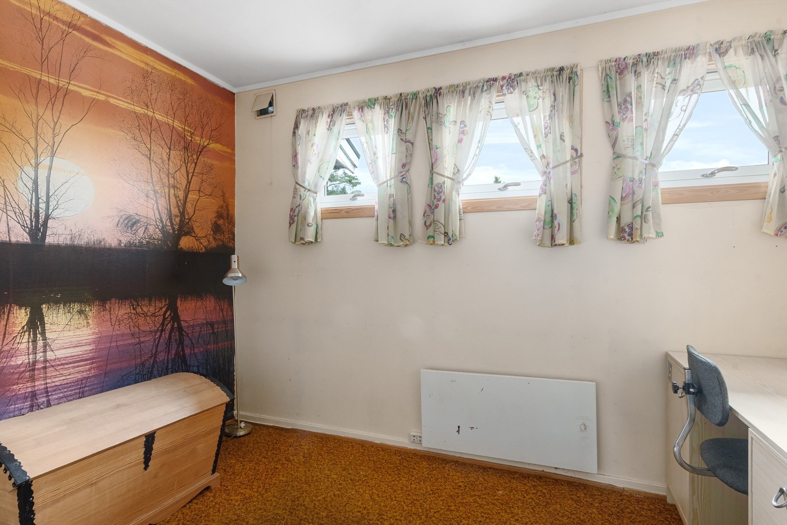 Hjemmekontor - den spreke tapeten har nok hengt med en stund :-) Galleribilde