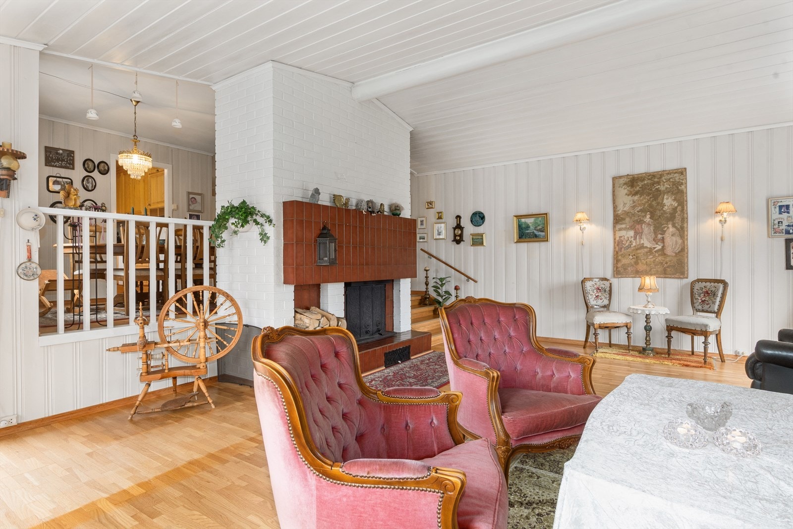 Stuen er plassert en liten trapp ned fra spiseplassen. Galleribilde