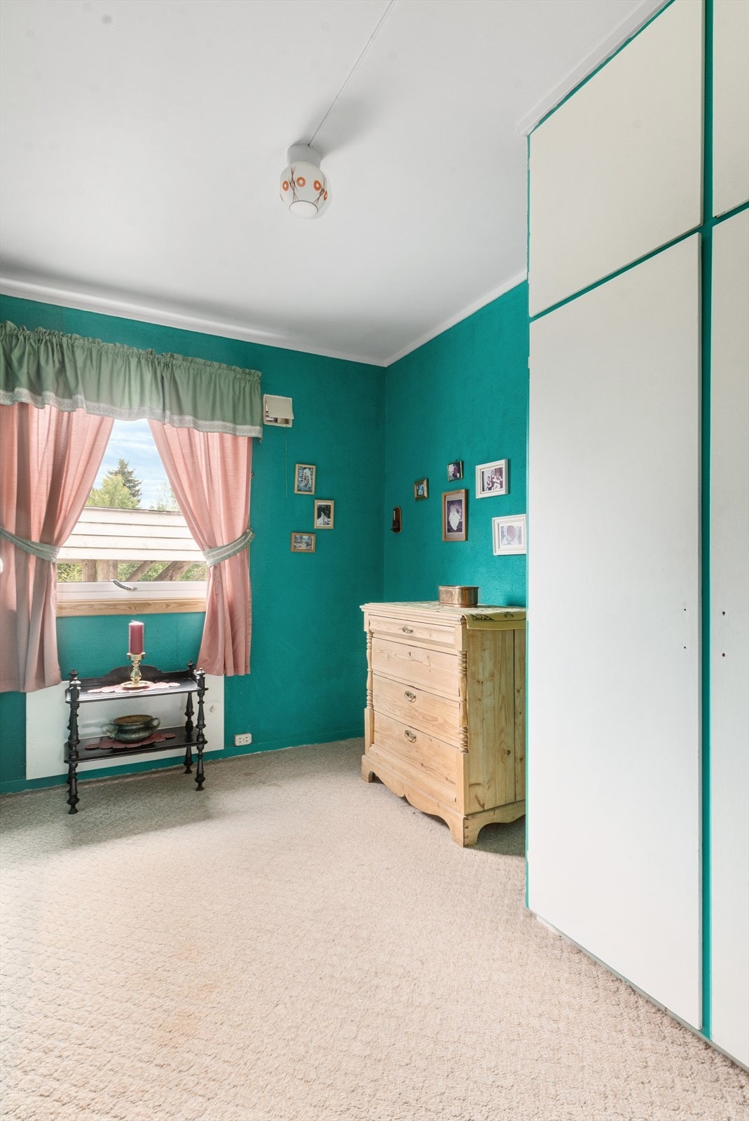 Boligen har to soverom. Dette er det minste av dem hvor det er garderobeskap fra byggeåret. Galleribilde