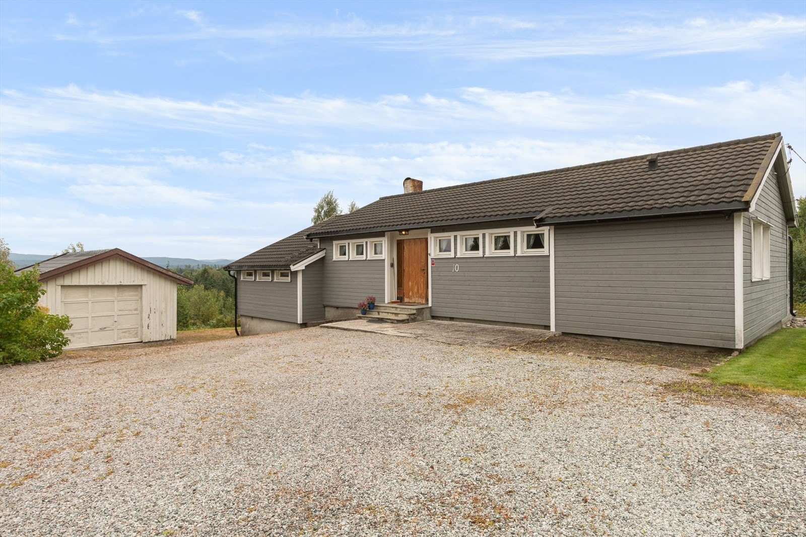 Garasje med vedbod fra 1971. Denne er av enkel standard og har behov for litt oppgraderinger. Galleribilde
