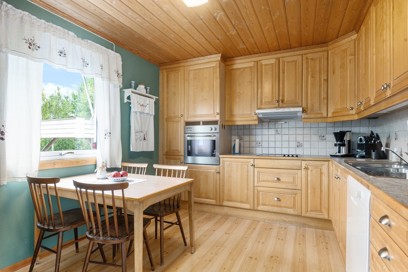 Kjøkkenet er fra 1999 - her trengs en oppgradering da platetopp og komfyr ikke virker. Galleribilde