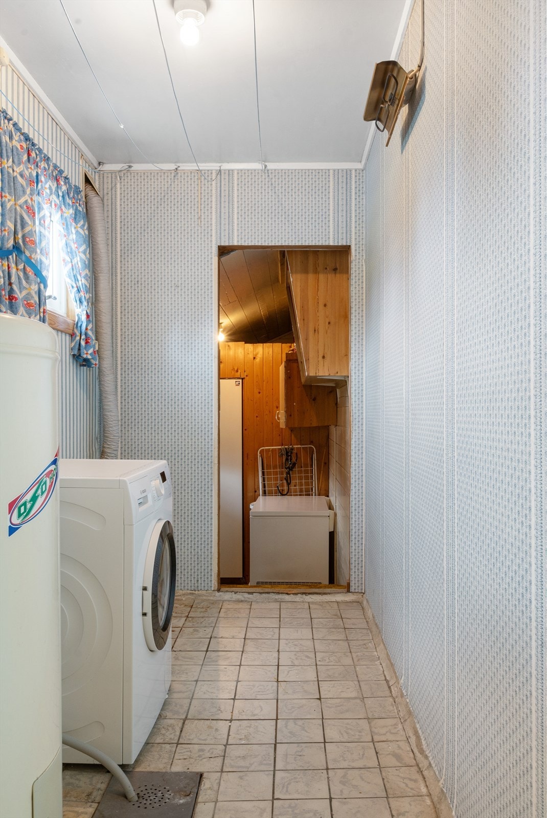 I den ytterste gangen er det inngang til vaskerom, bod og kjølerom. Galleribilde